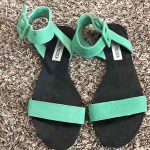 Women’s flat sandals